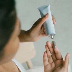 Refining Cleanser - Extraits Botaniques Micro-exfoliants & Charbon -MÁDARA Boutique 108 351971 3 max